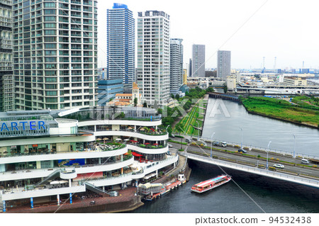 從橫濱站東口大樓看橫濱臨港區摩天大樓和運河的風景 94532438