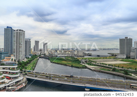 從橫濱站東口大樓看橫濱臨港區摩天大樓和運河的風景 從橫濱站東口大樓看橫濱臨港區摩天大樓和運河的風景 94532453
