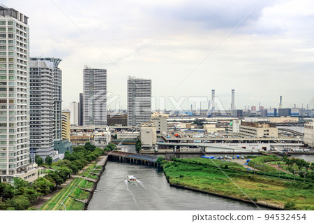 從橫濱站東口大樓看橫濱臨港區摩天大樓和運河的風景 從橫濱站東口大樓看橫濱臨港區摩天大樓和運河的風景 94532454