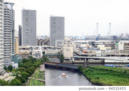 從橫濱站東口大樓看橫濱臨港區摩天大樓和運河的風景 從橫濱站東口大樓看橫濱臨港區摩天大樓和運河的風景 94532455