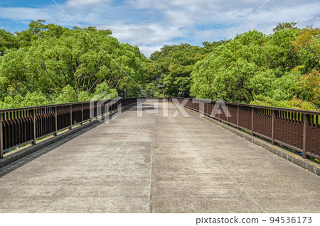 代代木公園,通往東京澀谷區澀谷門的人行天橋 代代木公園,通往東京澀谷區澀谷門的人行天橋 94536173