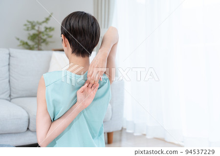 在家伸展的中間女人（健康、保健、鍛煉） 94537229