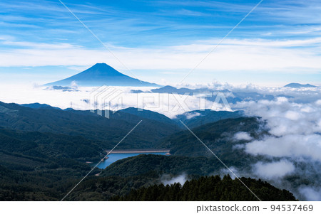 從大菩薩雷看到的富士山和大菩薩湖 從大菩薩雷看到的富士山和大菩薩湖 94537469