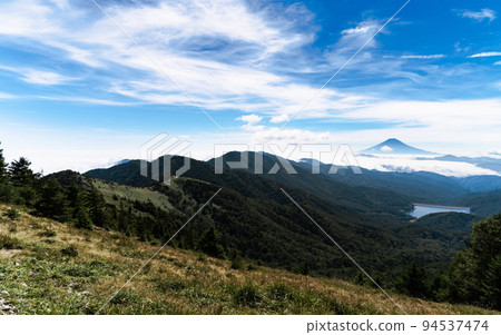 大菩薩峠山脊線和富士山 大菩薩峠山脊線和富士山 94537474