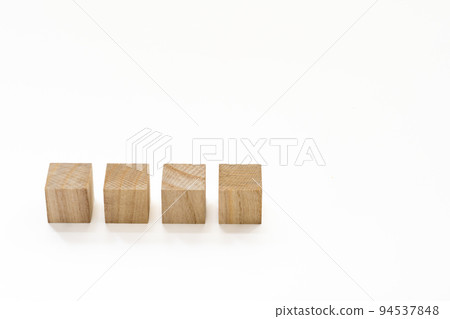 4個木製立方體塊(白色背景) 4個木製立方體塊(白色背景) 94537848