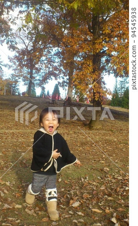 一個男孩在秋天的公園裡微笑著奔跑 一個男孩在秋天的公園裡微笑著奔跑 94545938