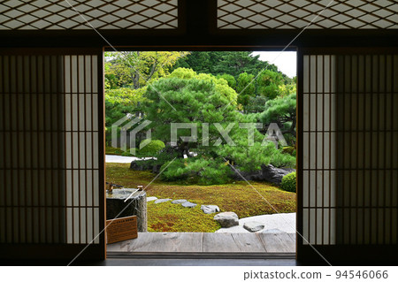 A snowy garden sandwiched between snow-viewing shoji screens at Myomanji Temple in Kyoto 94546066