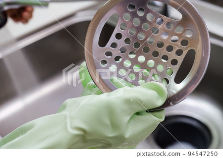 Cleaning the sink 94547250