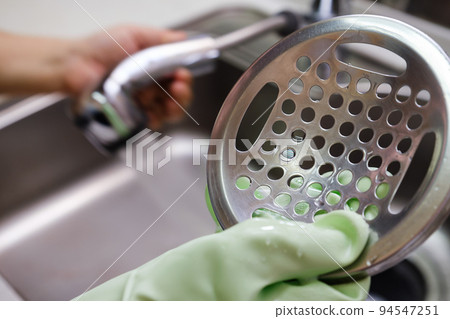 Cleaning the sink 94547251