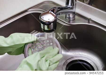 Cleaning the sink 94547253