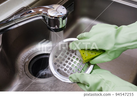 Cleaning the sink 94547255