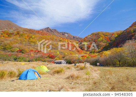 Camping after mountain climbing at the Bogatsuru campsite in the Kuju mountains in autumn Camping after mountain climbing at the Bogatsuru campsite in the Kuju mountains in autumn 94548305