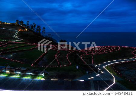 石川縣輪島市以燈飾、梯田裝飾的初冬白米千舞田 94548431