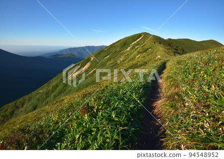 Looking at the ridge leading to Mt. Nagasaki and Mt. Okura from the east side of Mt. 94548952