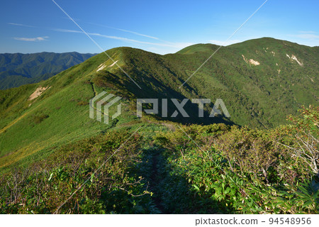 從大倉山山頂的西側看通往大倉山的山脊 從大倉山山頂的西側看通往大倉山的山脊 94548956