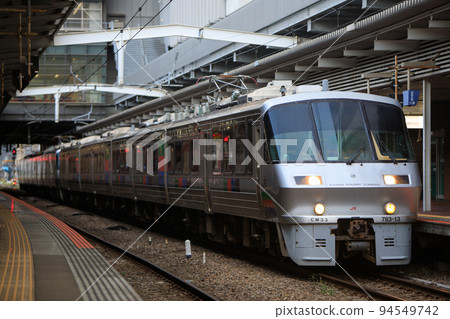 783 series limited express train "Hyper Saloon" stopping at Hakata Station (JR Kyushu) 783 series limited express train "Hyper Saloon" stopping at Hakata Station (JR Kyushu) 94549742