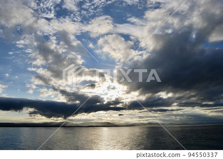 透過雲層窺視的神聖之光 透過雲層窺視的神聖之光 94550337