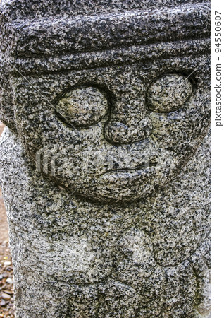 Walking in Gyeongbok Palace 94550607