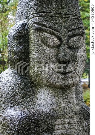 Walking in Gyeongbok Palace 94550609