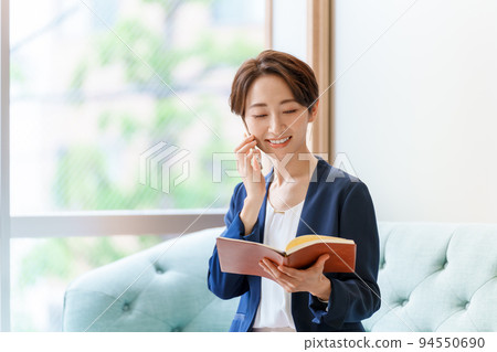 Career woman making a phone call 94550690