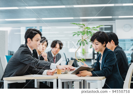 Meeting business people 94550758
