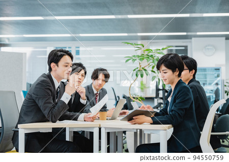 Meeting business people 94550759
