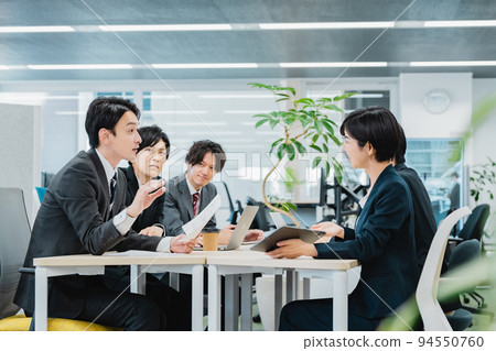Meeting business people 94550760