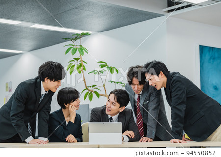 看顯示器的哀傷的商人 94550852