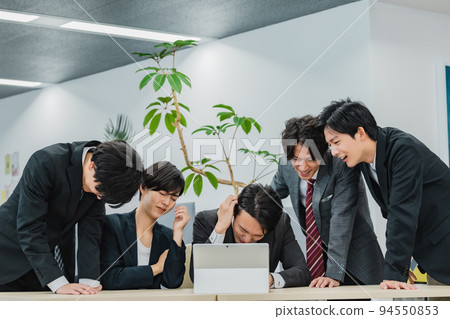 看顯示器的哀傷的商人 94550853