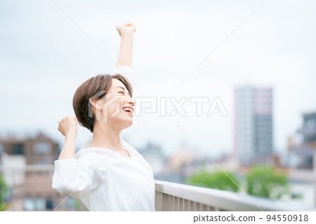 Women refreshing 94550918