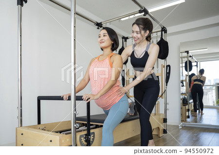 Maternity Pilates training using the reformer 94550972