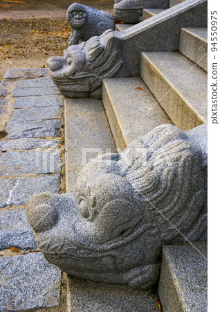 Walking in Gyeongbok Palace Walking in Gyeongbok Palace 94550975
