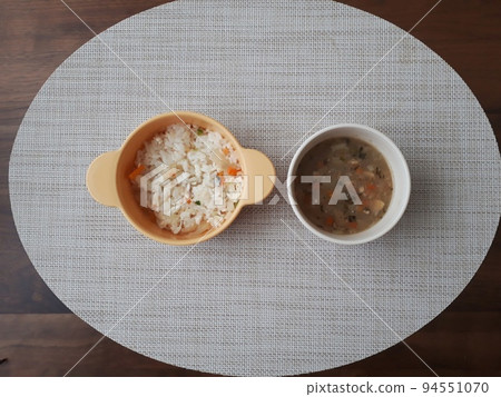 蔬菜雜飯和紅燒湯的嬰兒食品 94551070