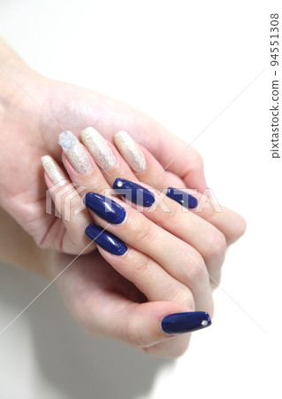 Dark blue with rhinestone pearl lame white with butterfly nail deco 94551308