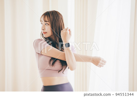 伸展運動的女性 94551344