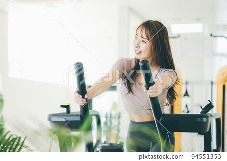 woman on running machine 94551353