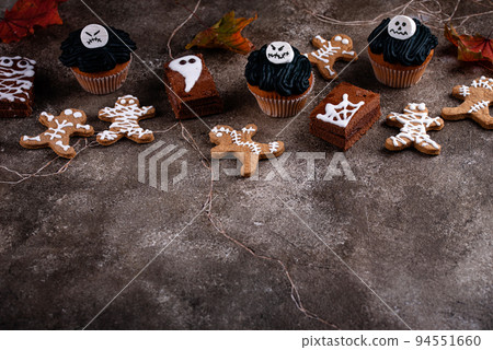 Set of scary Halloween desserts 94551660