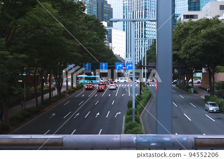 東京都廳周圍多車道的道路 東京都廳周圍多車道的道路 94552206