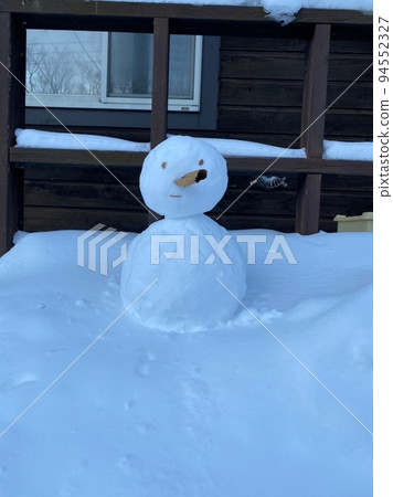冬天的記憶，家庭手工雪人。 94552327