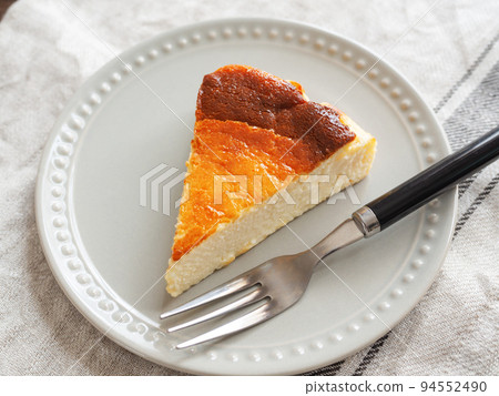 homemade basque cheesecake 94552490
