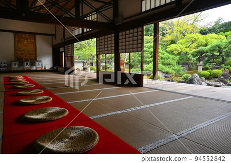 The snow garden of Myomanji Honbo in Kyoto with the legendary bell of Kiyohime Anchin 94552842