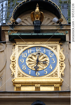 Glockenspiel clock in Graz, Styria, Austria Glockenspiel clock in Graz, Styria, Austria 94553136