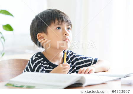 在家學習的男孩 94553907