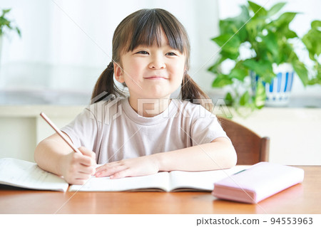 Girl studying at home 94553963