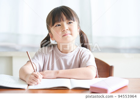 girl thinking while studying at home 94553964