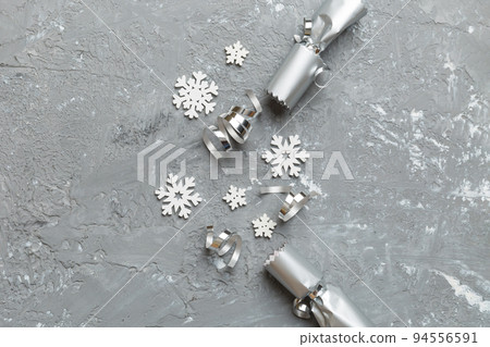 Christmas crackers with shiny confetti on color background, top view, copy space 94556591