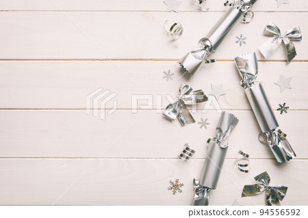 Christmas crackers with shiny confetti on color background, top view, copy space 94556592