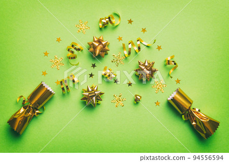 Christmas crackers with shiny confetti on color background, top view, copy space 94556594