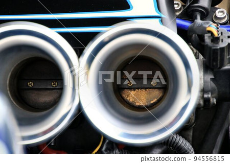 帶進氣漏斗的 4 節氣門 4AG 發動機 94556815