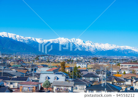 初冬的安曇野市，天氣晴朗，北阿爾卑斯山白雪皚皚[長野縣] 94558212